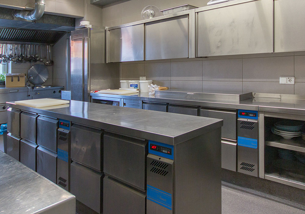 Die Großküche in Form einer Industrieküche eines Hotels mit Edelstahl Schränken und Oberflächen 