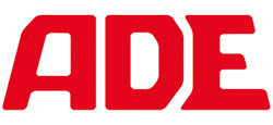 Logo mit roten Großbuchstaben ADE