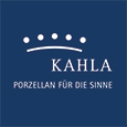 Logo der Firma Kahla in feiner weißer Schrift mit blauem Hintergrund und dem Slogan "Porzellan für die Sinne"